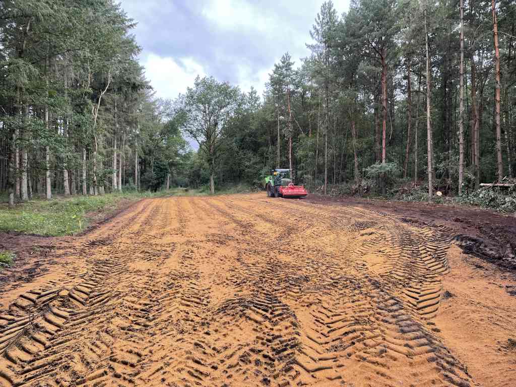 Het CleaRoot granulaat is uitgestrooid en klaar om ingefreesd te worden