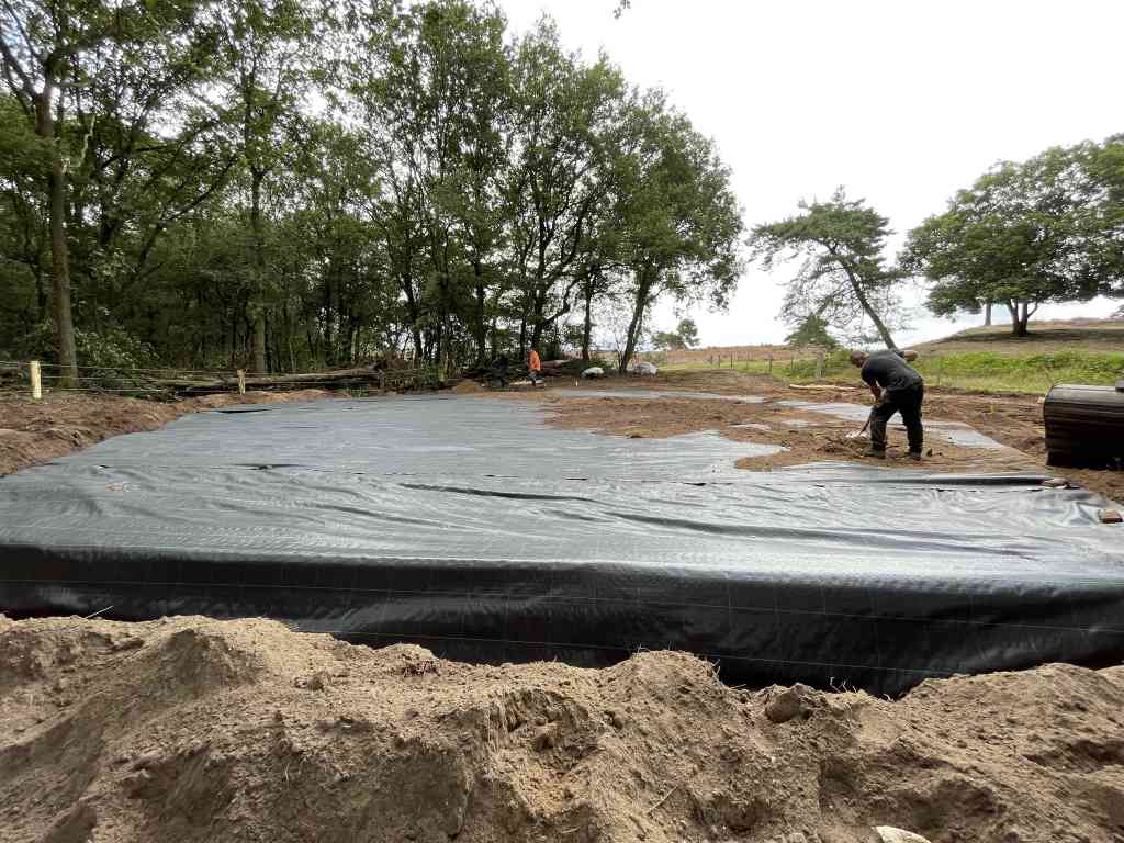 Het zuurstofdichte folie en worteldoek liggen erop; deze locatie is klaar voor een behandeling met Roots Reset