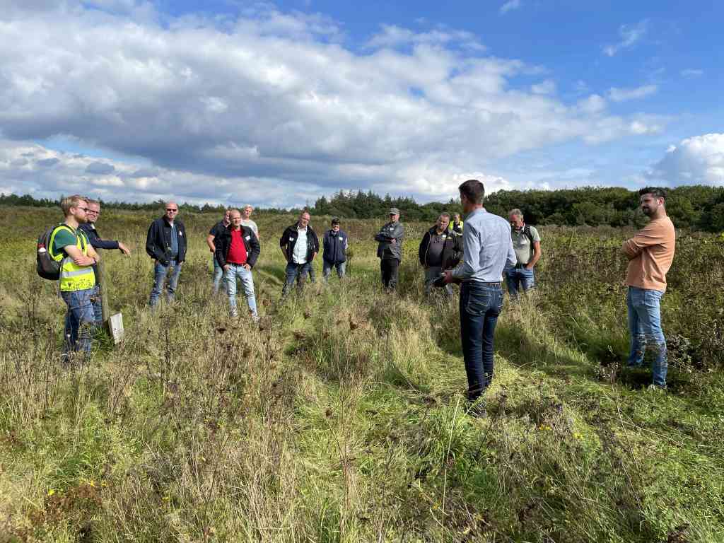 Einer unserer Kollegen präsentiert Roots Reset an einem der behandelten Standorte auf dem Keijenberg in Wageningen beim Probos Knowledge Afternoon Japanischer Staudenknöterich